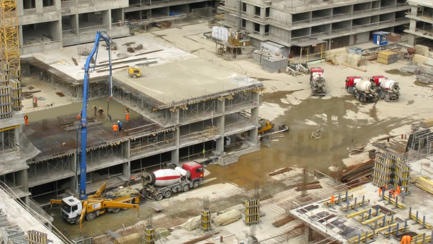 construction workers at Losiniy Ostrov estate