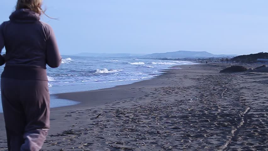 Woman jog on the beach