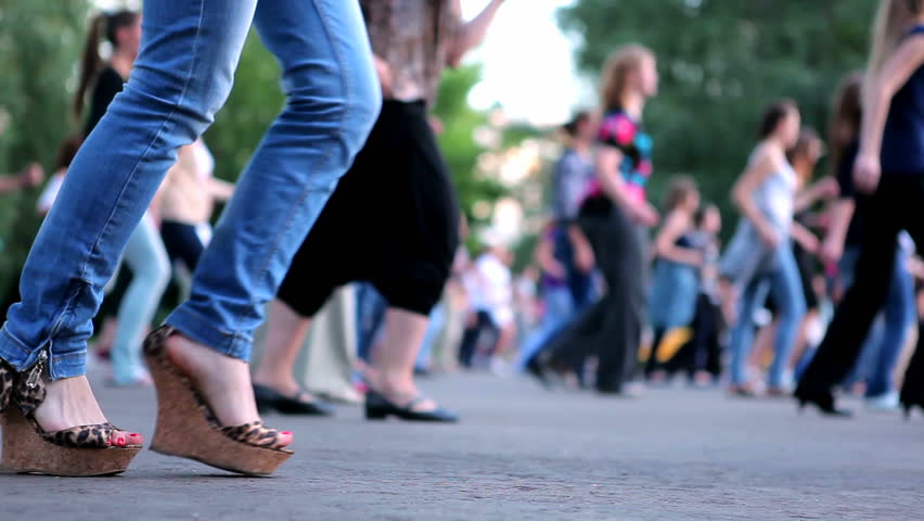 Girls and women learn to dance in the open air