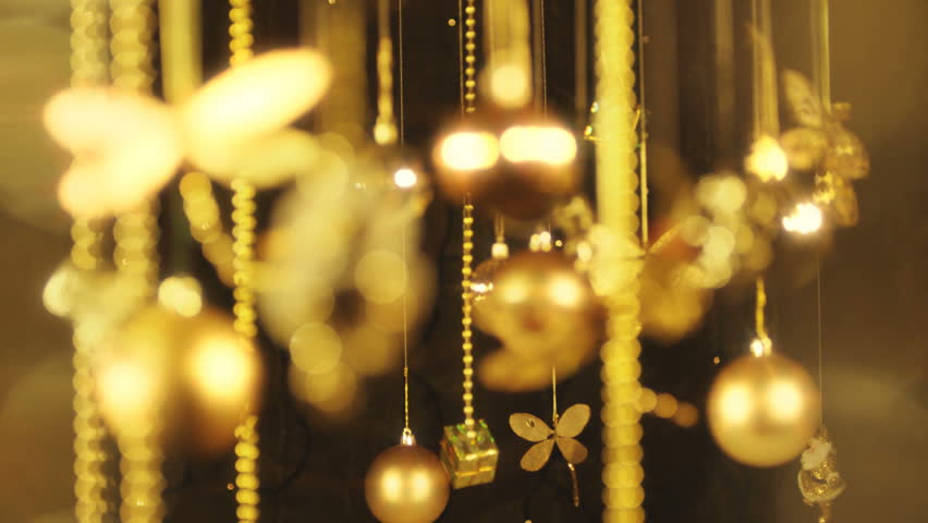 Focus pulling through Christmas decors.