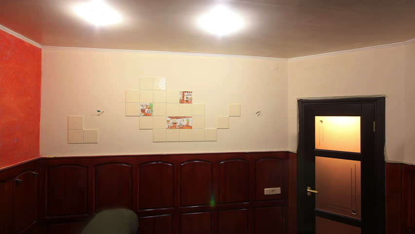 Master applies colored wax on ornamental plaster. Timelapse. 