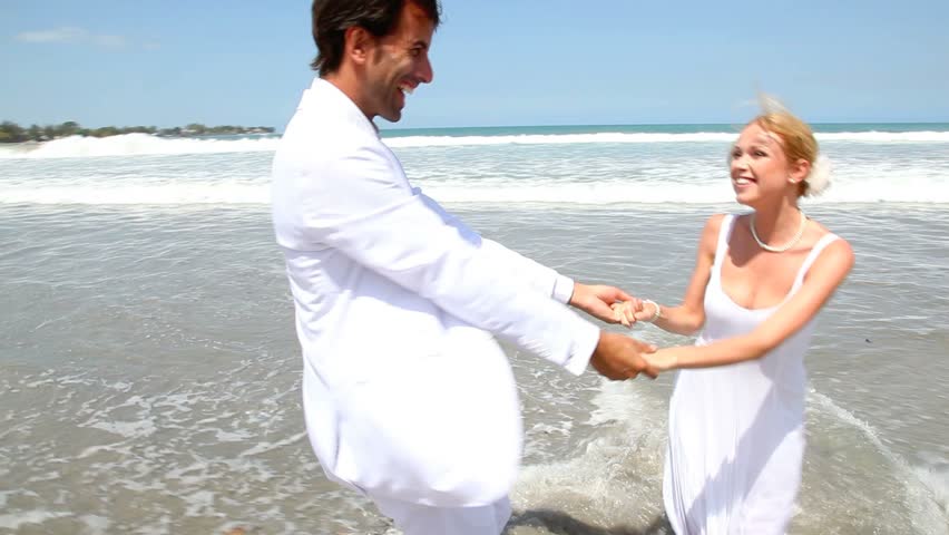 Married couple in honeymoon by the beach