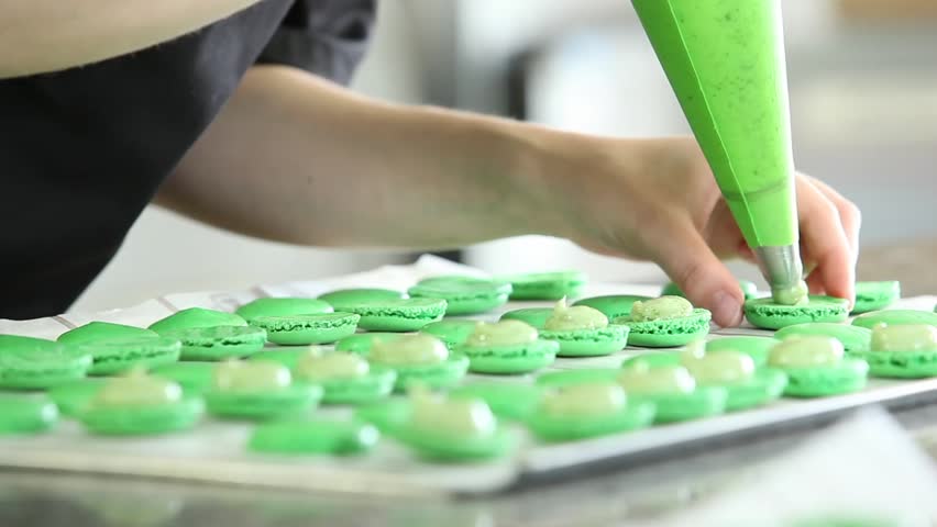 Filling macaroons