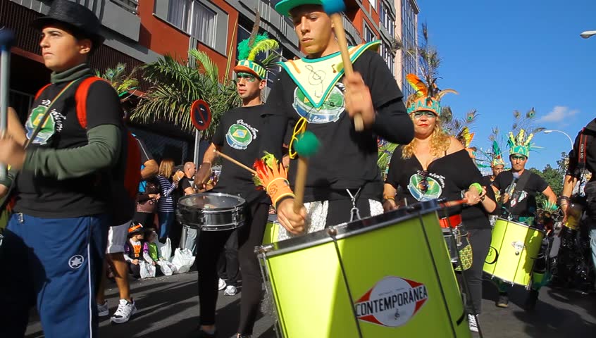 LAS PALMAS DE GRAN CANARIA, SPAIN - FEBRUARY 18: 200,000 masked revelers and a hundred or so festooned cars and floats in the Grande Parade (Gran Cabalgata ) of the Carnival February 18, 2012, Spain 
