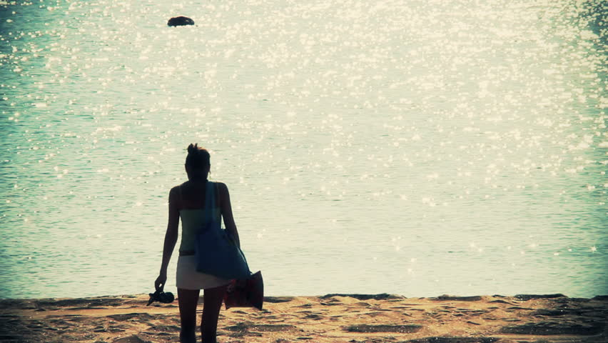 female walking on the beach_02

Full HD Video Footage / 1080p