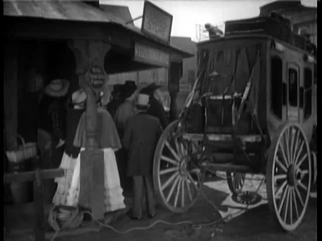 Horse carriage with rope attached loses wheels