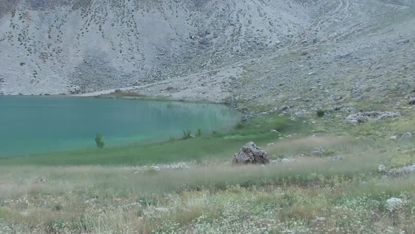 Green crater lake, panning