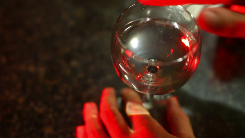 party trick with wine glass making a frequency sound