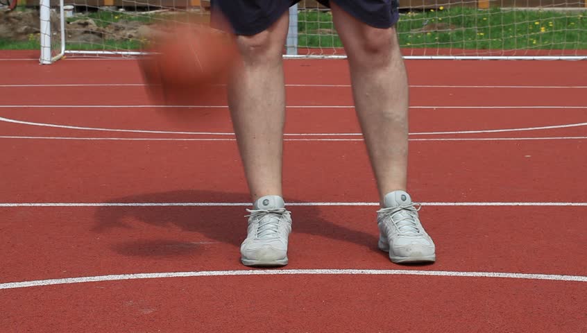 Basketball player with ball/episode 2/