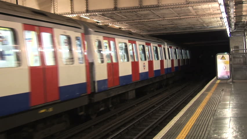 LONDON - MAY 16: Tourists are starting to return and take public transportation to popular vacation spots in London after the world wide recession starts showing signs of recovery. 