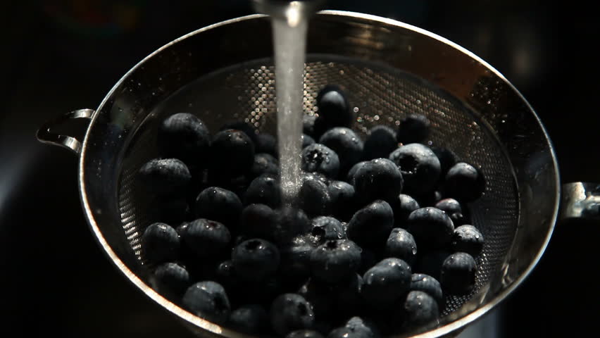 Cleaning fresh fruit