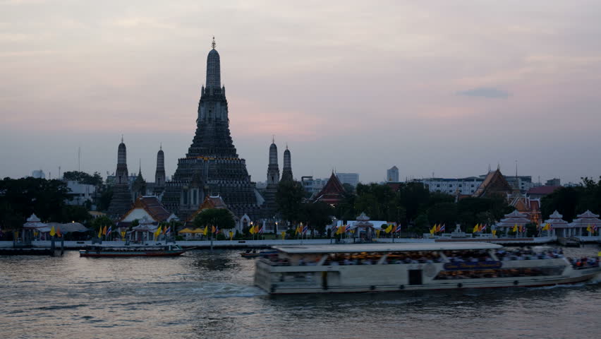 Timelapse of sunset and dusk at Wat Arun in Bangkok, Thailand