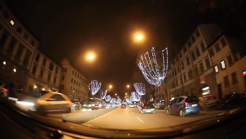 FLORENCE, ITALY - DECEMBER 23:  The city is decorated in the night before Christmas. Italian and world travelers complete their shopping for the holiday, December 23, 2009