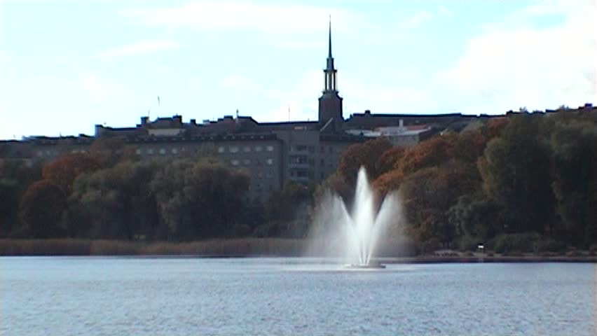 Fountain in a Helsinki lake at sunrise, tripod, 16x9