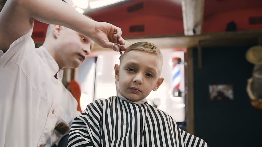 Барбер дети. Barber and child hair making.