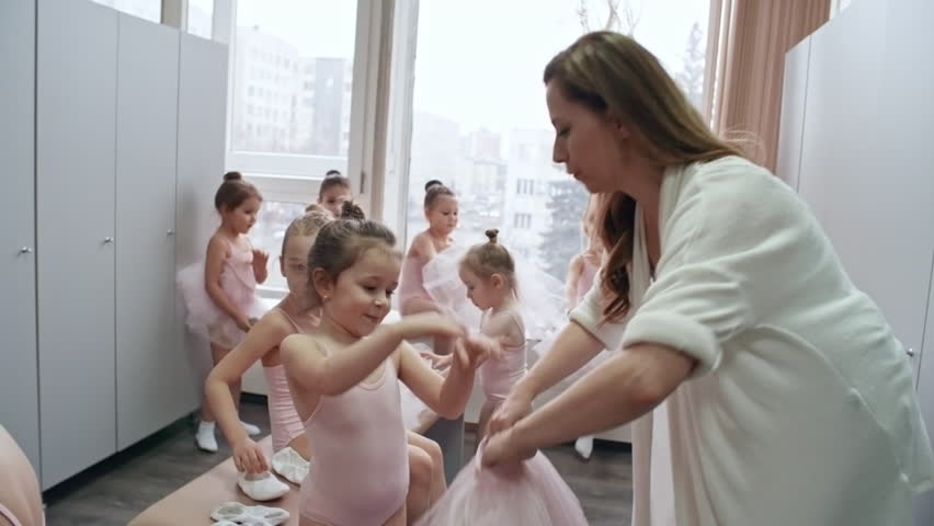 Changing school. Russian Ballet changing Room. Ballet Team changing Room. Girls changing Room Ballet. School age undressing.