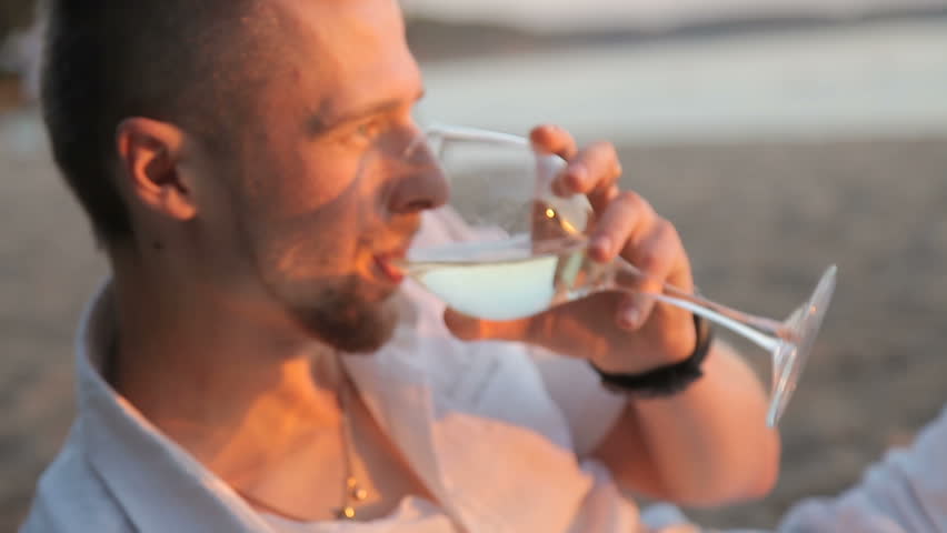 Моча видео мужчины. Мужчина пьет вино. Мужчина пьет из бокала. Мужчина пьет вино из бокала. Мужчина пьет пляж.