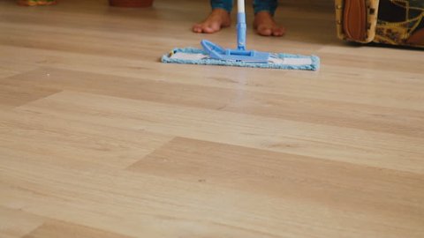 Man Installing Laminate Flooring Stockvideos Filmmaterial