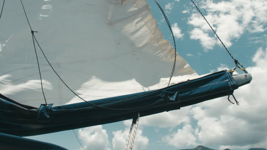 Header of mainsail