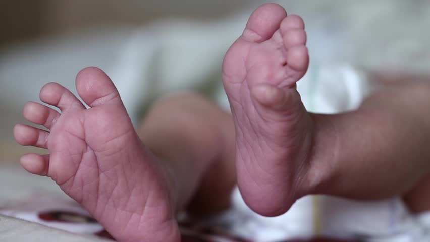 Пятки малыша. Ножки младенца. Ножка новорожденного. Пяточки новорожденного. Ступни младенца.