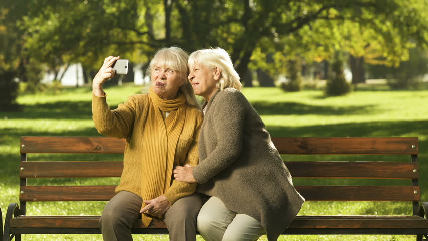 Две пожилые женщины в парке. Mrt2 Senior.