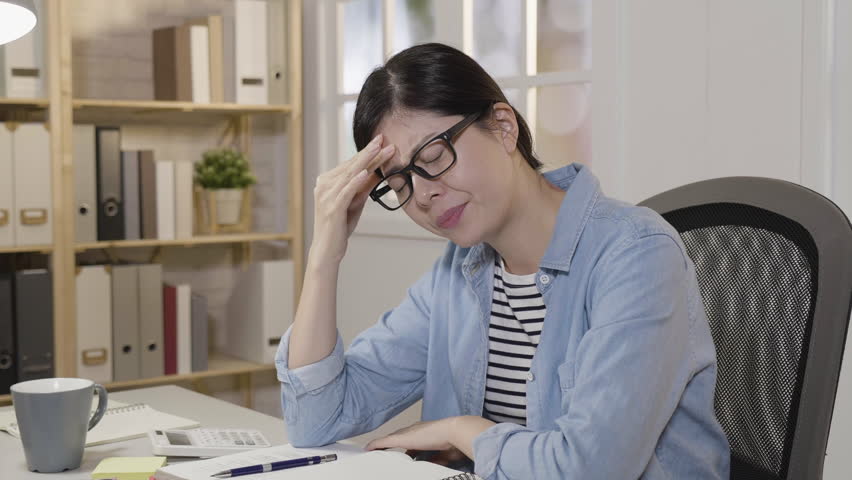 Students massage glasses interview