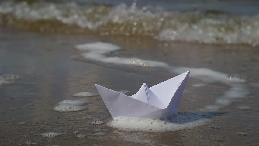 Кораблик из бумаги я по ручью. Бумажный кораблик. Кораблик на воде. Бумажный кораблик на речке. Кораблик в ручейке.