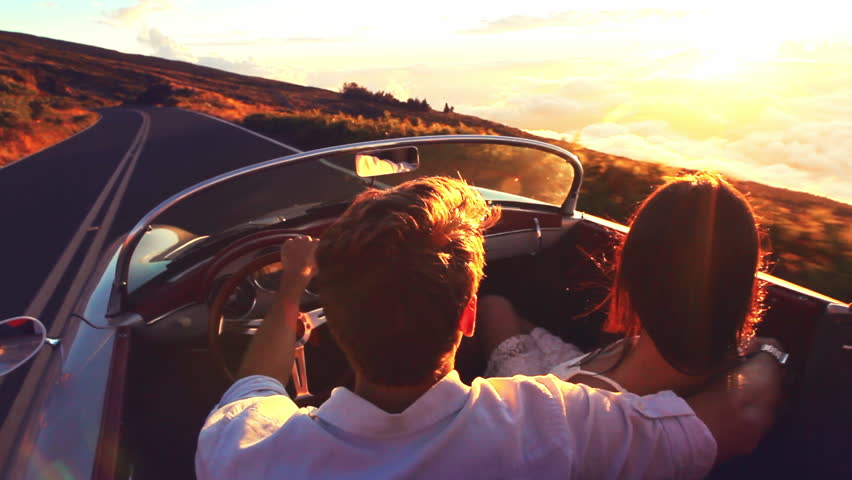 А мой парень едет на. А мой парень едет на. А мой парень едет на. Люди в кабриолете со спины. А мой парень едет на.