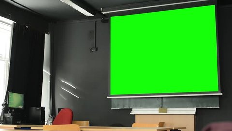 Màn hình chiếu nền xanh lớp học giúp học sinh dễ dàng chèn hình vào video hoặc bài giảng để cả lớp học trực tiếp quan sát. Cùng đến với hình ảnh lớp học sử dụng màn hình chiếu ấn tượng này nhé!