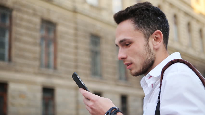 Resultado de imagen para person watching a mobile