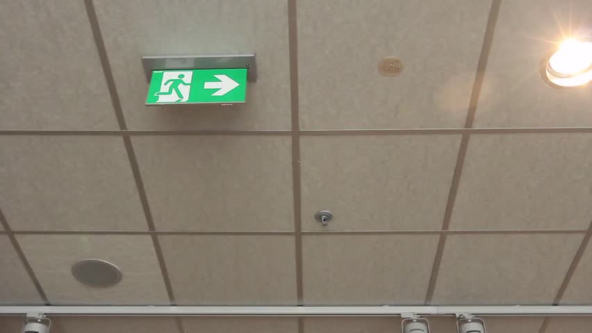 Green Emergency Exit Sign Standard Stockvideos Filmmaterial