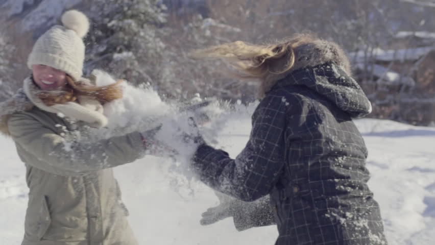 В окно кидают снежки. Girls Fight in the Snow.