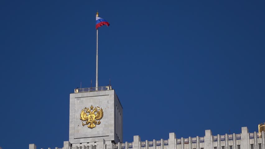 Флаг над белым домом в москве. Флагшток на белом доме. Дом правительства флаг. Правительство РФ флаг. Дом правительство России флаг.