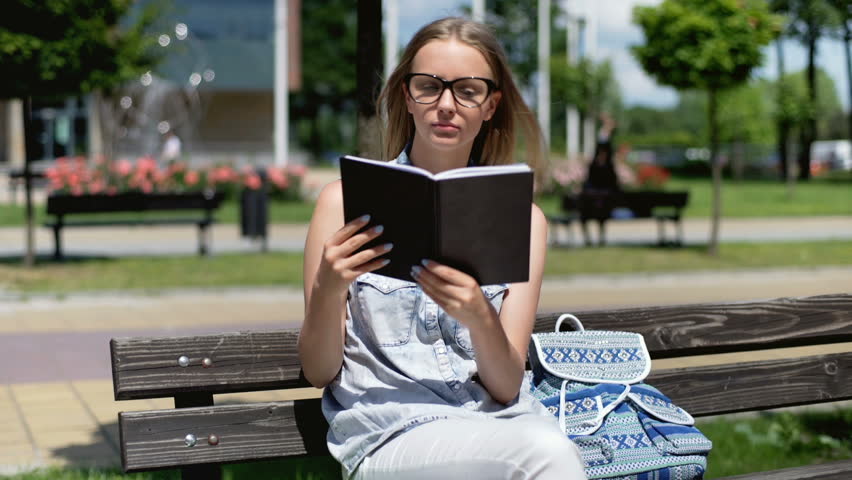 Finished reading. Студенты на финише. Read a book. University of reading. Pupil sitting Bench.