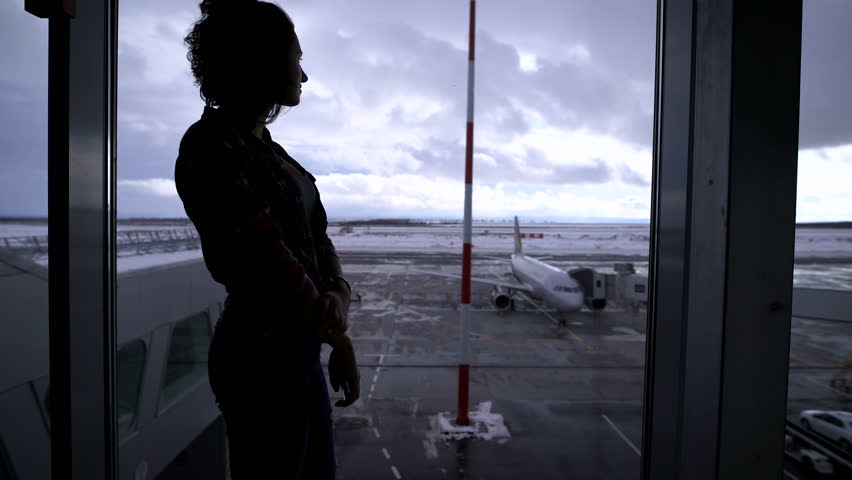Фото девушка в самолете у окна без лица