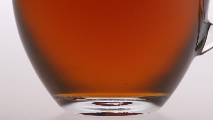 Почему в горячем чае сахар растворяется. Чай с сахаром. Почему сахар растворяется в горячей воде. Сладкий чай. Опыт растворение сахара в воде.