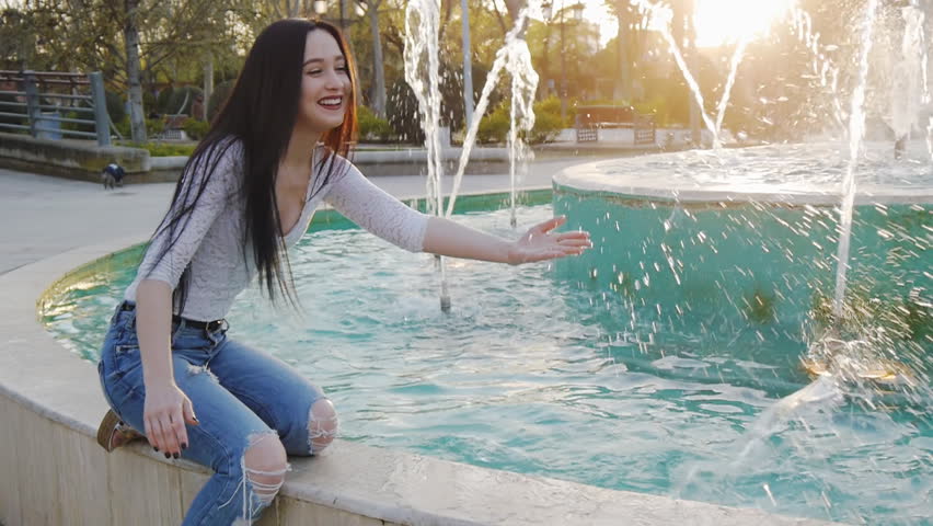 devushka-fontan-video-sperma-na-yunoy-porno