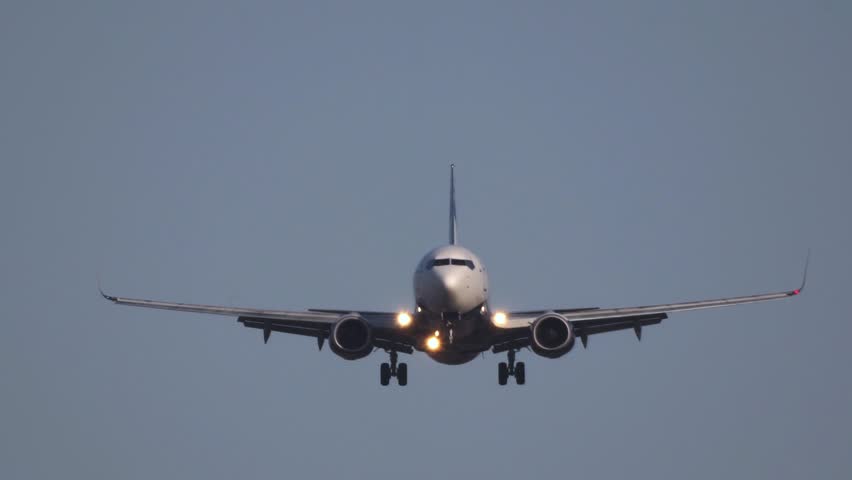 The Plane is Landing. Front Video de stock (totalmente libre de