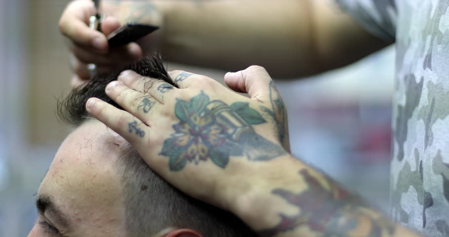 4k00 14the Barber With Tattoos On His Hands Cutting Hair Using