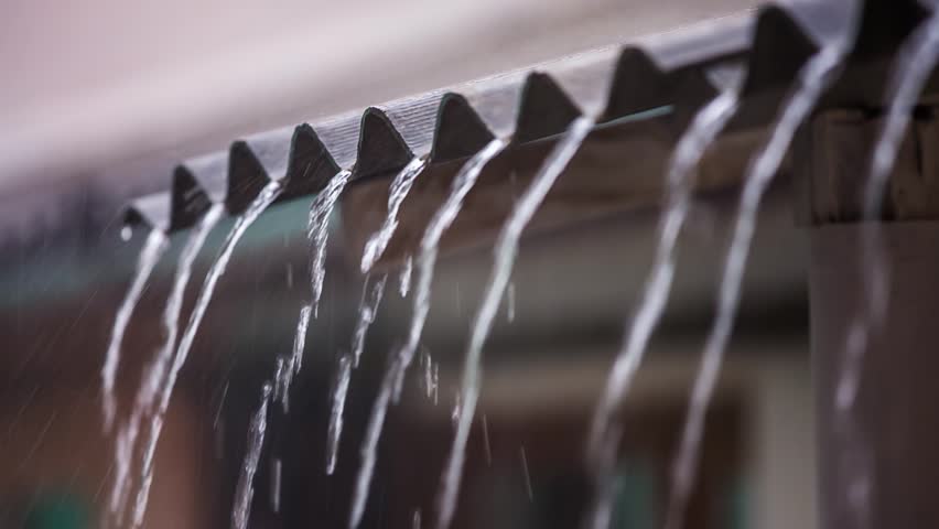 стены пропускают воду. кран с водой. вода стекает с крыши. стены пропускают воду. открытый кран с водой.