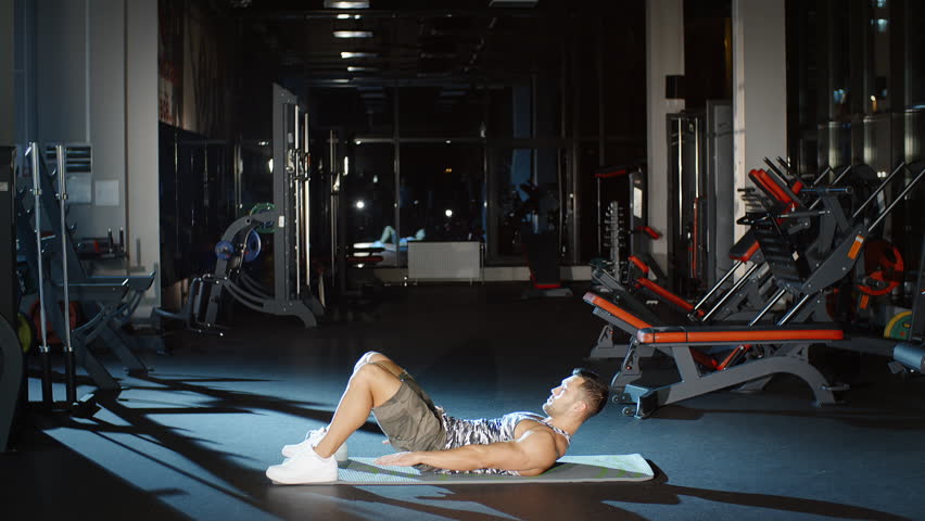 Muscular Young Man Doing Workout Stock Videoer 100 Royaltyfri